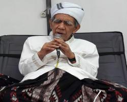 MUSTASYAR PBNU K.H MAEMUN ZUBAIR W