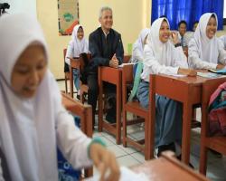 Ganjar  SPP Gratis Untuk Tahun Ini Unt