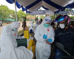 Warga Cilegon Tes Rapid Drive thru Kes