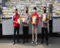  Polres Serang Laksanakan Pendistribusian Bansos dari Presiden sebanya