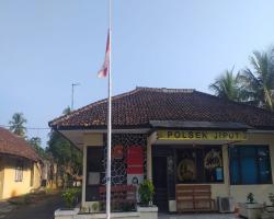 POLSEK JIPUT KIBARKAN BENDERA SETENGAH