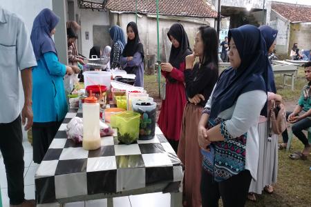 TUMPAH RUAH PENGUNJUNG DI LOKASI BAZAR