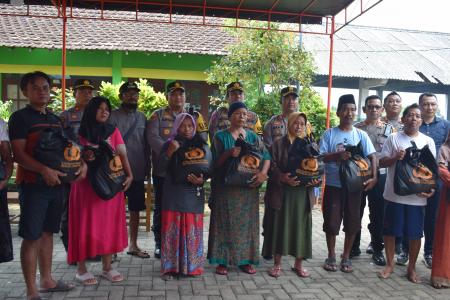 POLRES DEMAK SALURKAN BANTUAN KORBAN B