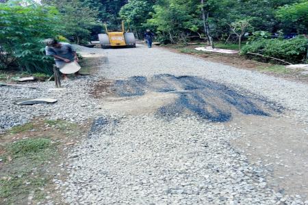 PENGERJAAN PEMBANGUNAN JALAN DI DE