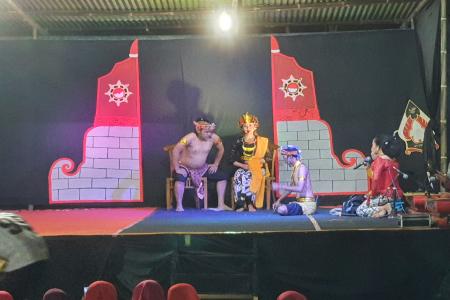 Uri Uri Budaya Warga Desa Meri merayak