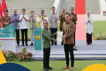 MENTERI AHY SERAHKAN SERTIPIKAT TA