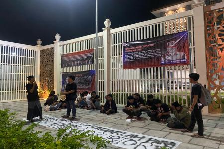 TUNTUT DUGAAN SKANDAL KORUPSI, PUL