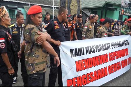 RATUSAN MASSA DI PURBALINGGA GELAR