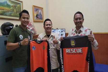 PT BPR BKK Purwokerto Serahkan Kaos La