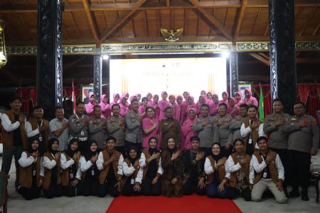 BHAYANGKARI DEMAK GELAR TALK SHOW 