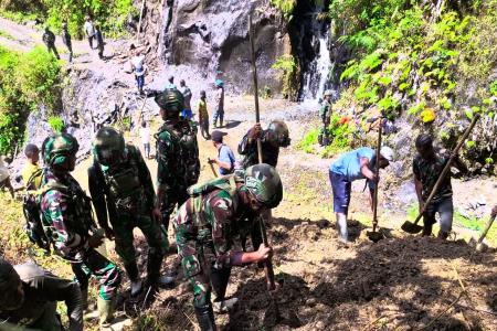 Gotong Royong Satgas Yonif 512DY Karya