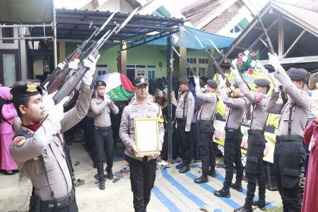 Berikan Penghormatan Terakhir Kapolres