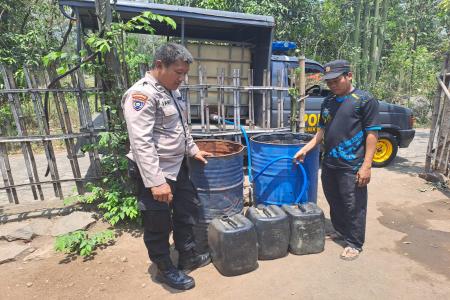 Polisi Tangani Kekeringan di Winongan 