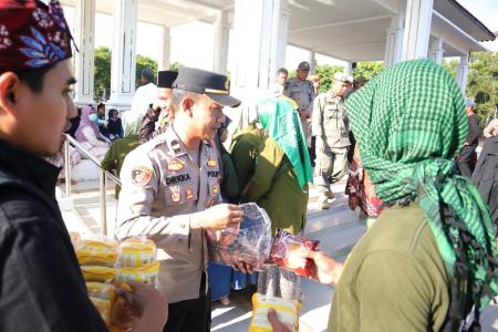 HUMANIS, POLISI BERBAGI ROTI DAN A