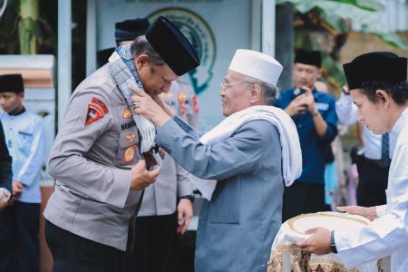 Kapolda Jatim Kunjungi Pondok Pesantre
