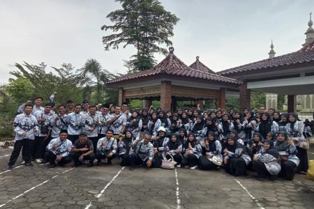 PGRI Kecamatan Sigaluh Gelar Ziarah ke