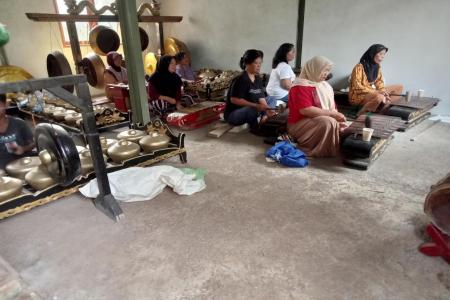 IbuIbu Dusun Candi Hidupkan Budaya Jaw