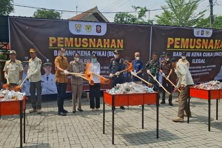 PEMBAKARAN 2,1 JUTA BATANG ROKOK J