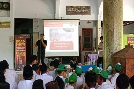 POLRES KEDIRI BERI EDUKASI BAHAYA 