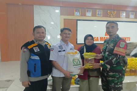Desa Mandala Mukti Bagikan Bantuan Sosial Beras 20 Kg dan Minyak 4 Lit