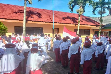 Menjadi Pembina Upacara Kapolsek Nongk