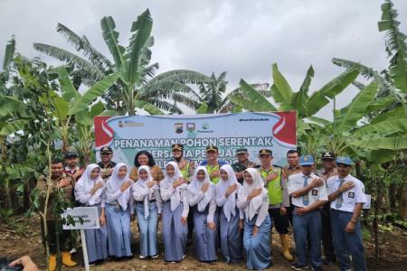 Perhutani KPH Semarang Bersama Polres Semarang dan Pelajar Tanam Pohon