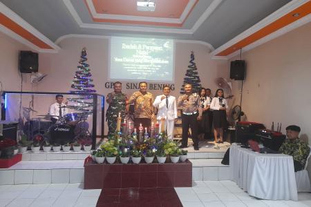 Wujudkan Rasa Aman Babinsa Koramil Srengat Pantau Ibadah Natal di GPDI